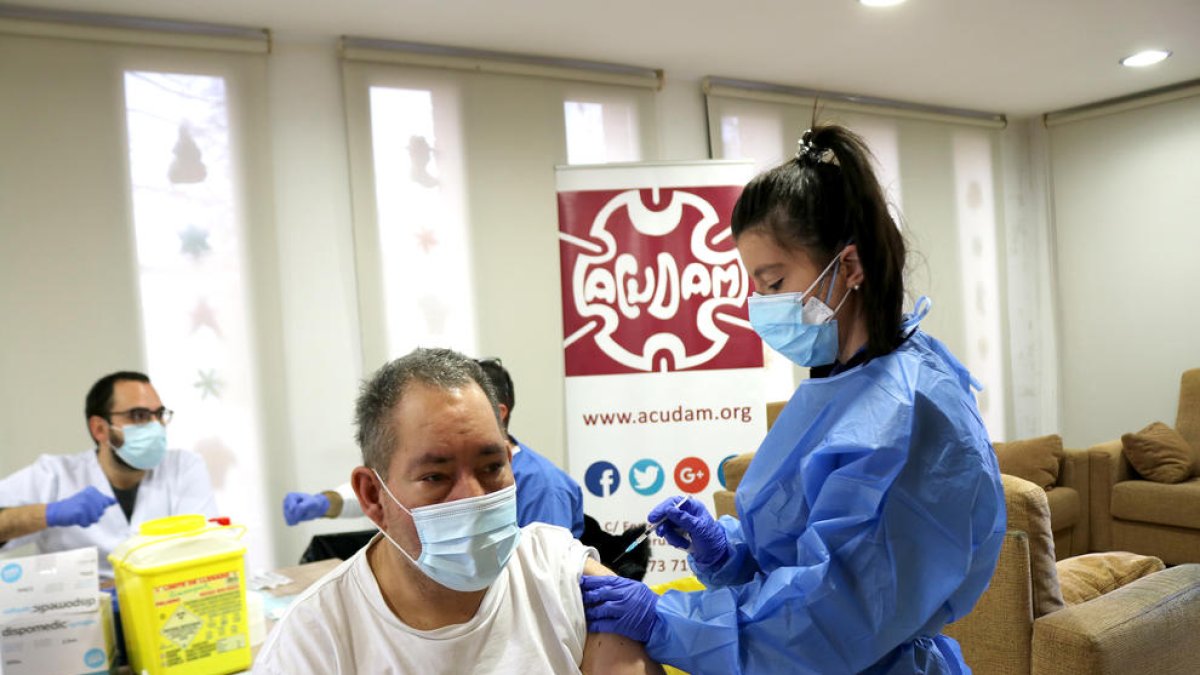 Campaña de vacunación contra la  Covid ayer en la residencia Acudam de Mollerussa. 