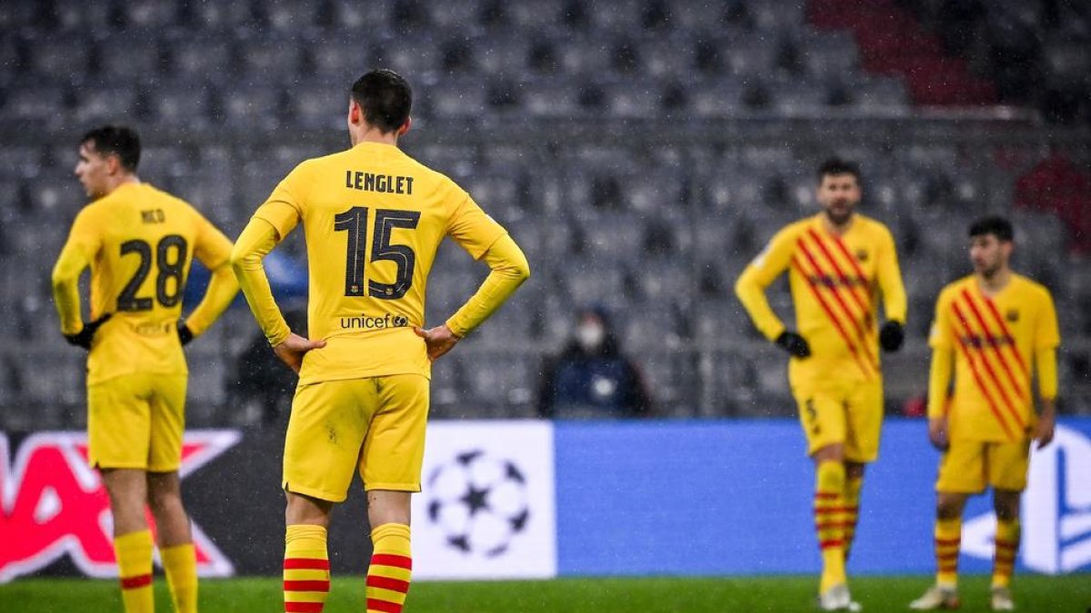 Els jugadors del Barça, desesperats després d’un dels gols del partit de dimecres a Munic.
