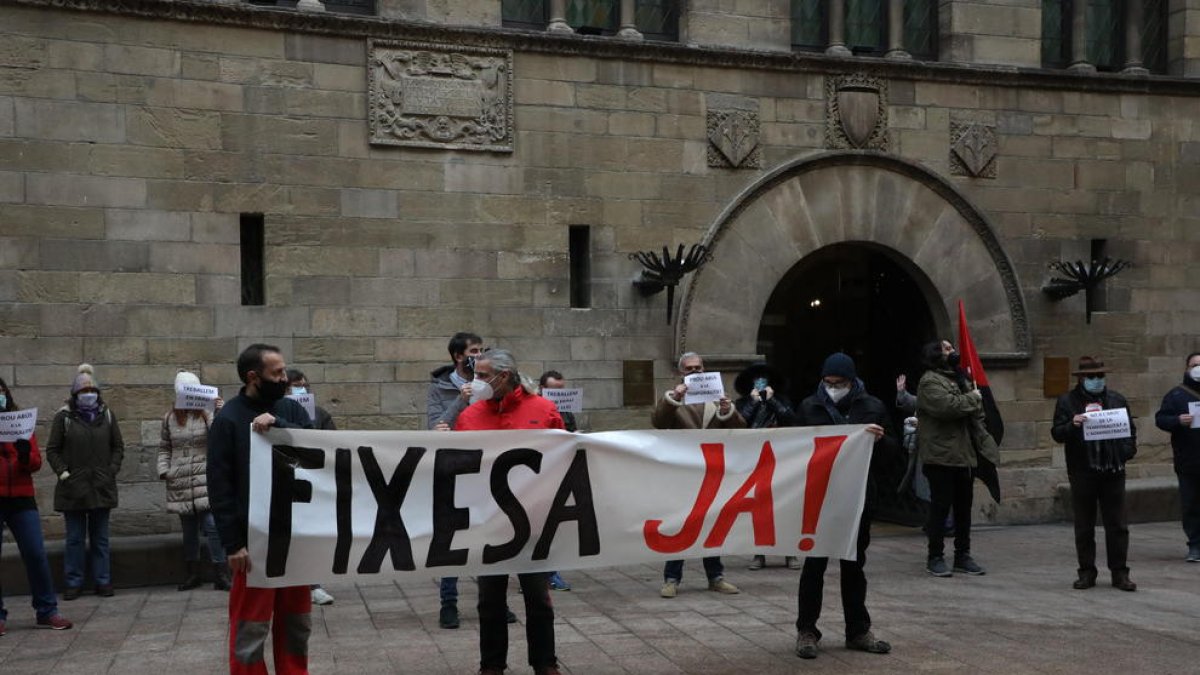 Una vintena d’empleats municipals es van manifestar ahir convocats pel sindicat CGT.