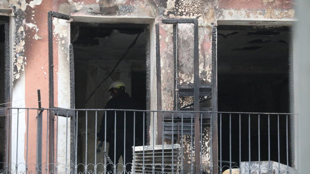 Especialistas de Mossos ayer durante la inspección a la casa que se incendió en Balaguer. 