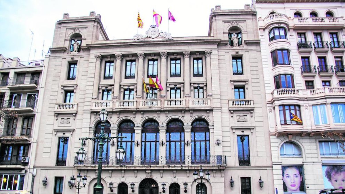 Imagen de la fachada de la Paeria que da a la avenida de Blondel. 