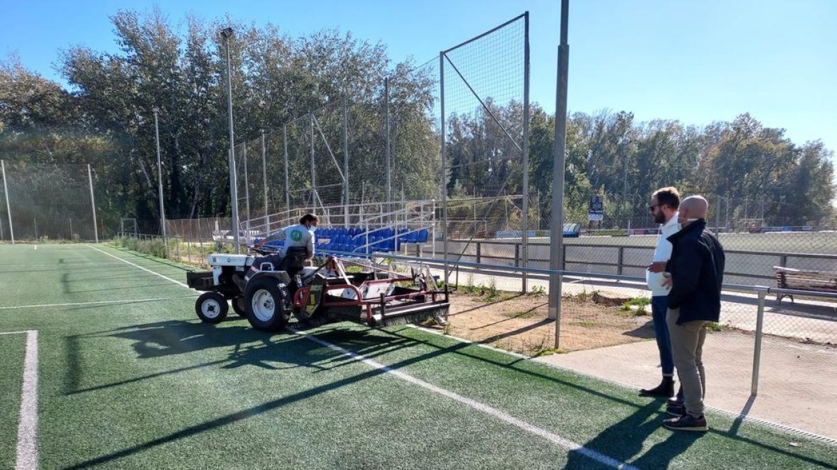 El concejal de deportes Ignasi Amor visitó ayer las instalaciones donde se efectúan los trabajos.