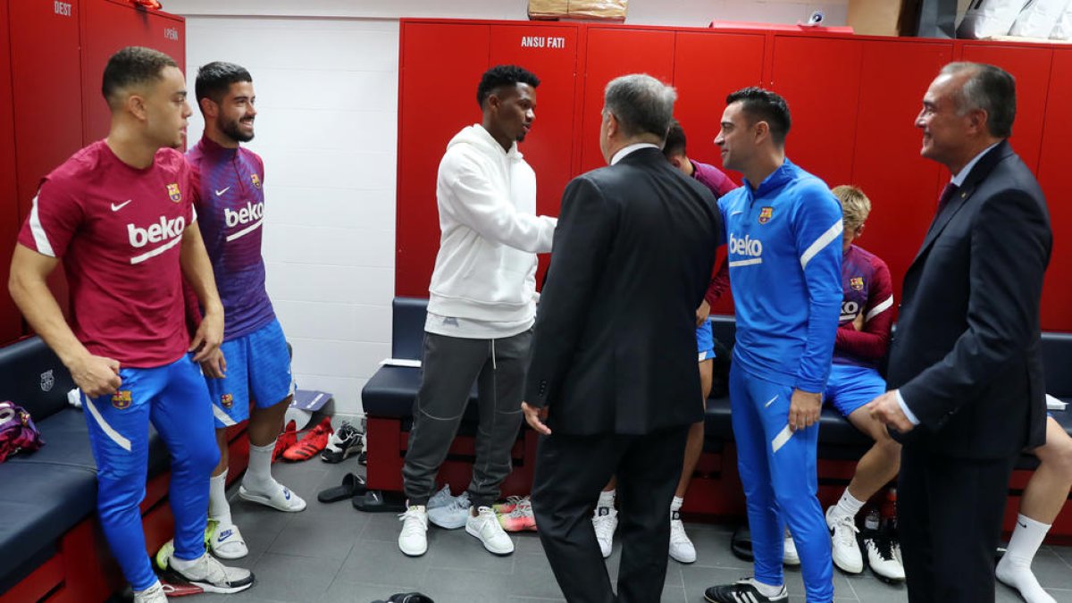 El técnico, junto a Laporta, saludando a Ansu Fati.