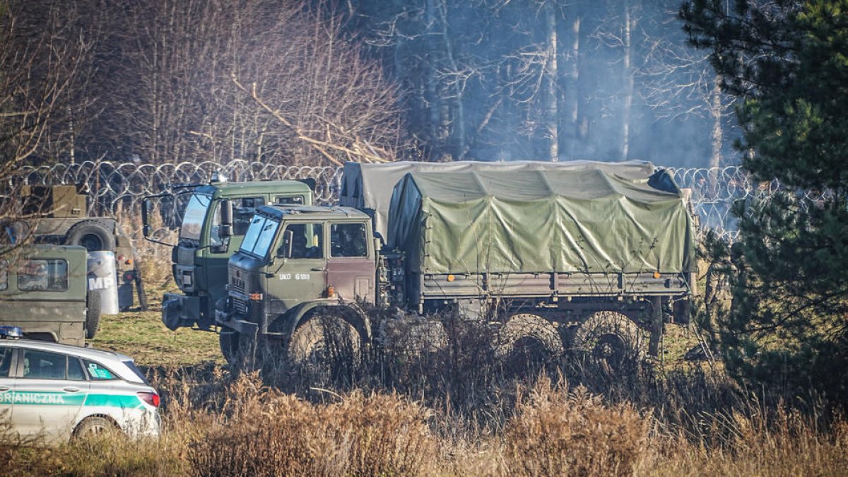 Vehículos militares polacos junto a la frontera con Bielorrusia.