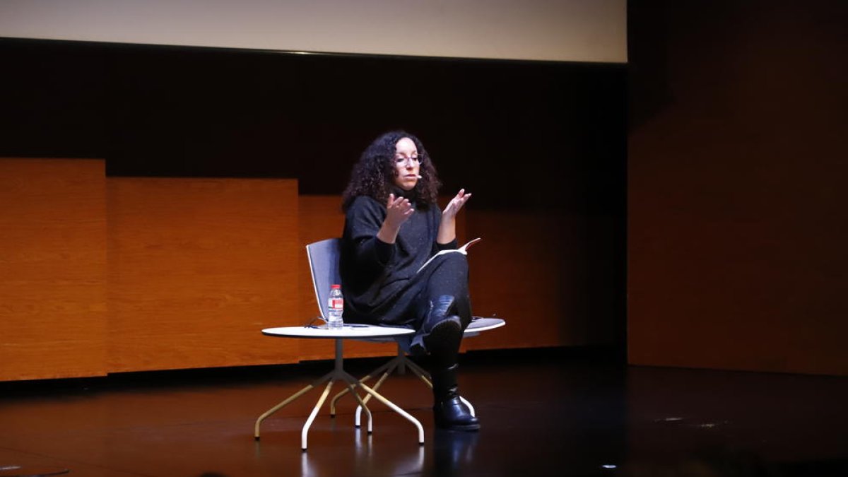 Najat El Hachmi, durante su conferencia ayer por la tarde en el CaixaForum Lleida.