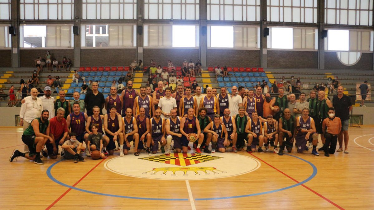 Foto de família de tots els participants en l’homenatge a Josep Sabanés, referent del bàsquet de Balaguer.