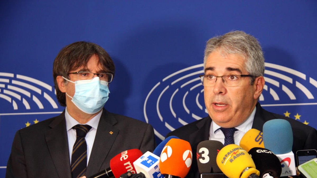L’exconseller Francesc Homs, ahir al costat de Carles Puigdemont al Parlament Europeu.