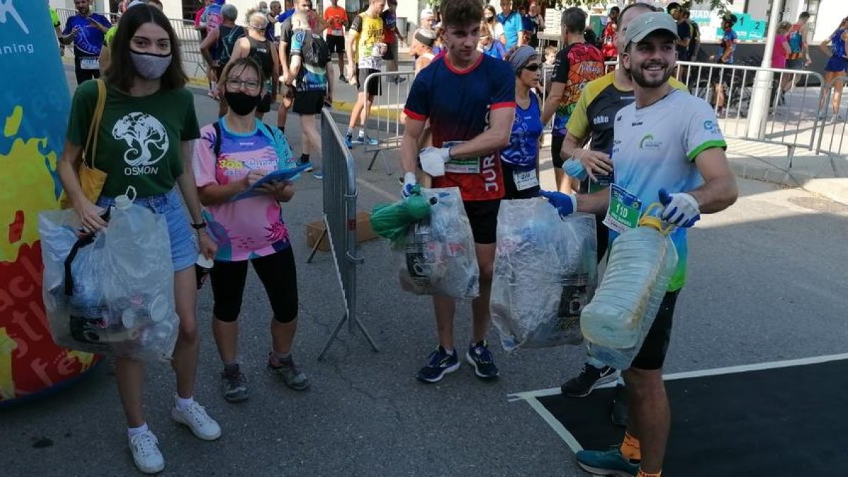 Los participantes del ‘plogging’ con la basura recogida.