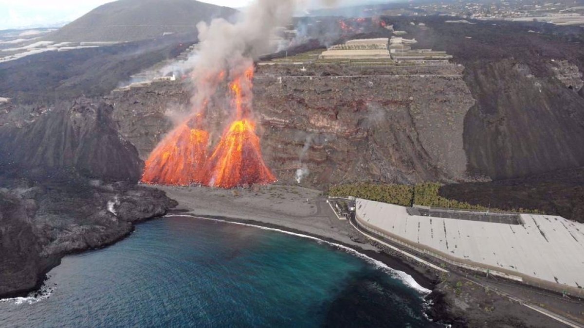 La nueva colada de lava cayendo sobre la playa de los Guirres.