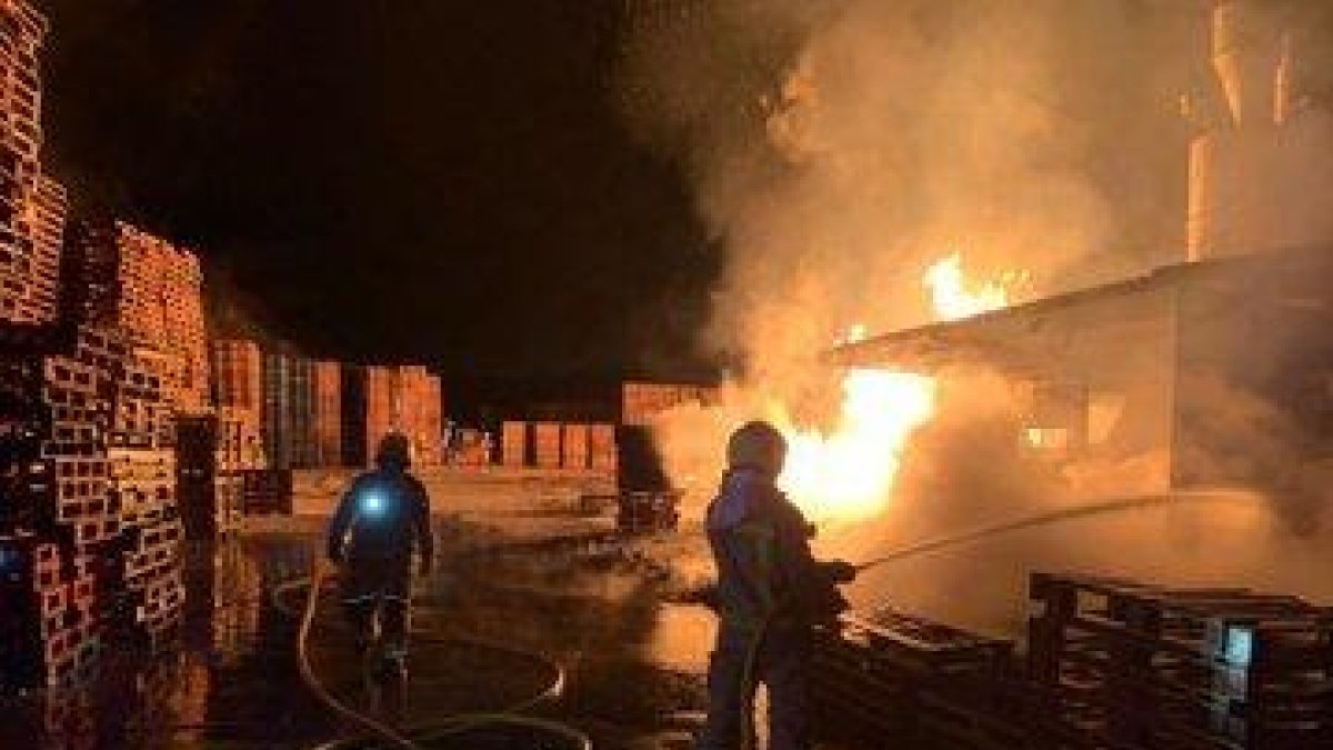 El incendio en una industria de madera en Artesa de Segre.