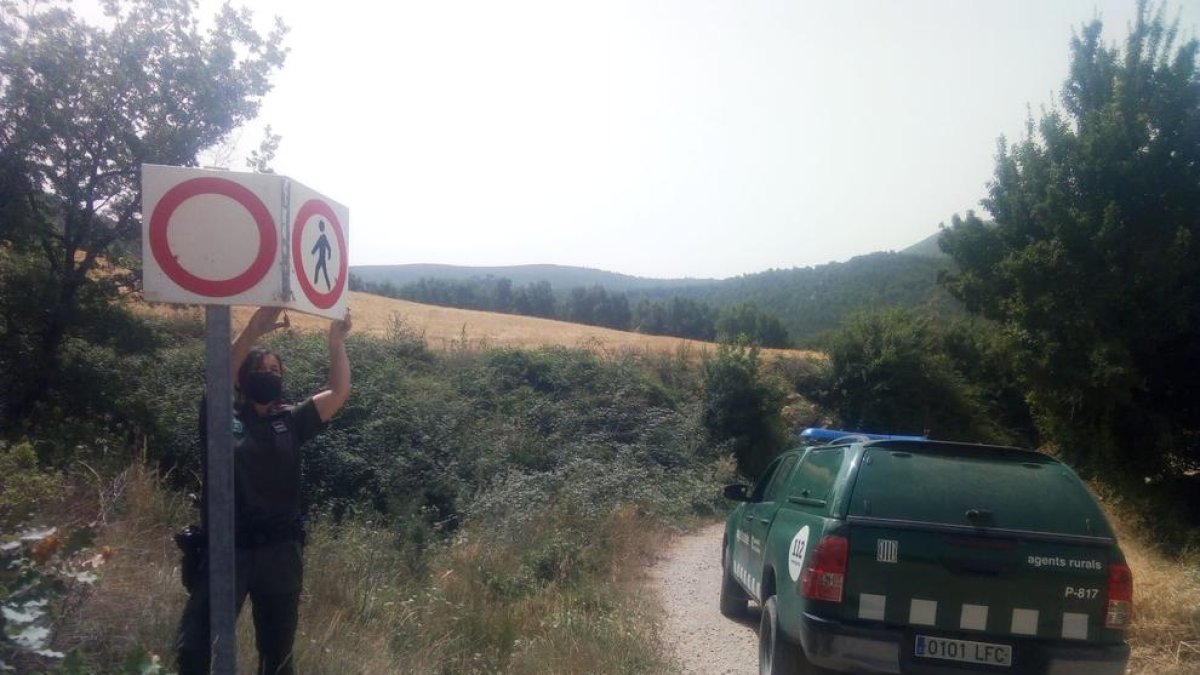 Agents Rurals tancant ahir els accessos al Montsec de Rúbies.