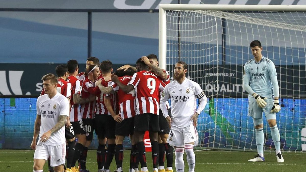 Els jugadors de l’Athletic celebren un dels gols davant la desolació de Kroos, Ramos i Courtois.