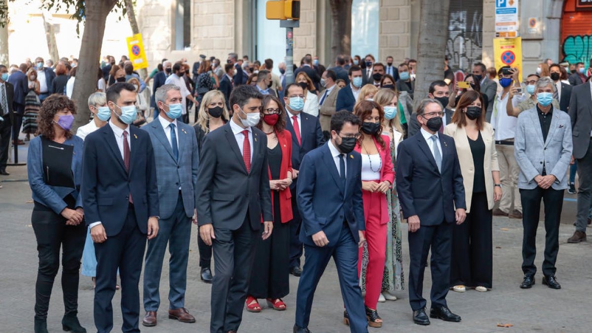 El Govern en pleno en el momento de la ofrenda floral a Rafael Casanova, ayer en Barcelona.
