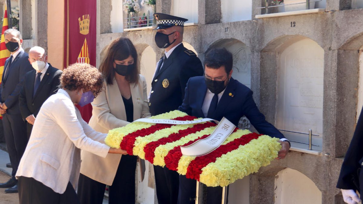 El Govern en el moment de l'ofrena floral a Rafael Casanova a Barcelona.