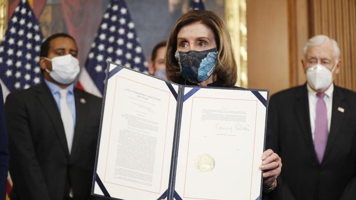 Nancy Pelosi, presidenta de la Cámara de Representantes, tras firmar el artículo del ‘impeachment’.