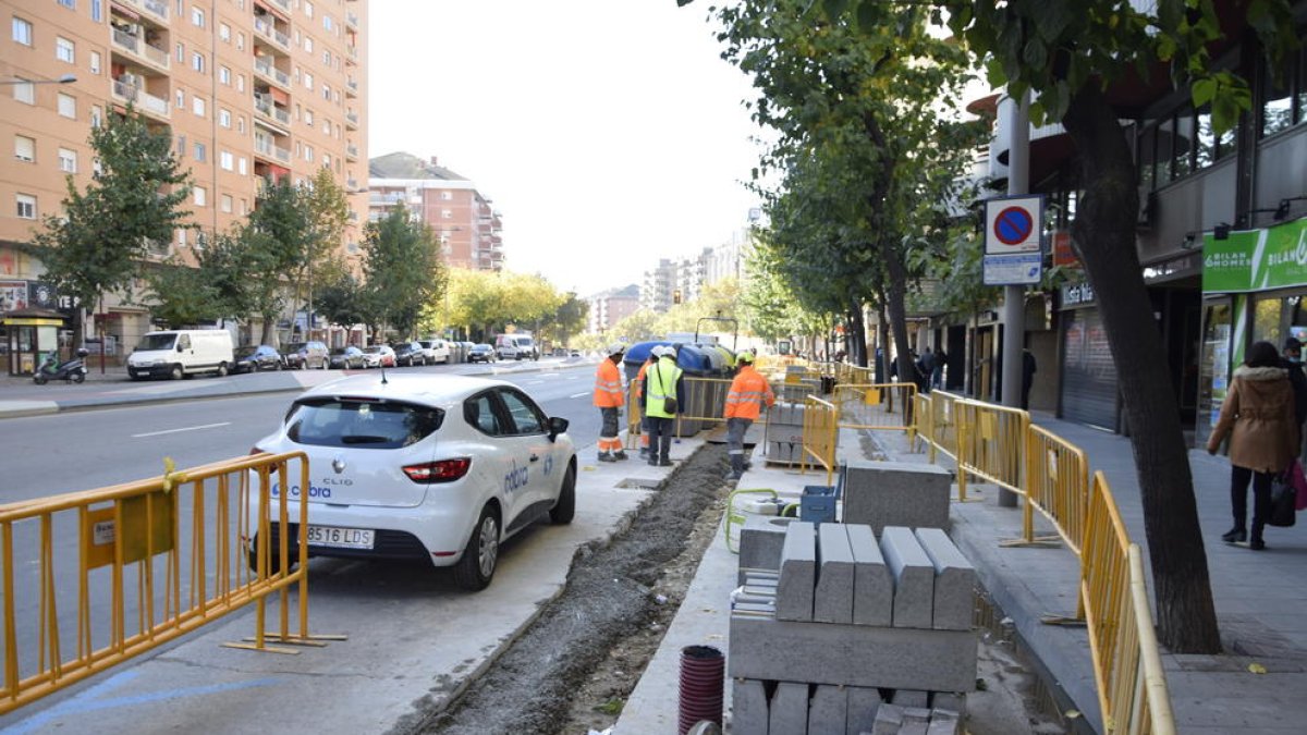 Endesa soterra línies elèctriques a l’espai que separarà els aparcaments i el carril bici.