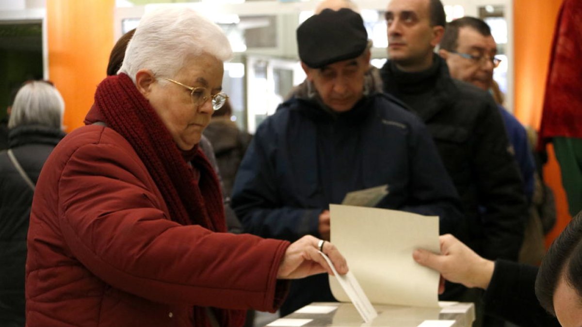 Imágenes como estas de catalanes votando podrían retrasarse hasta el mes de mayo o junio.