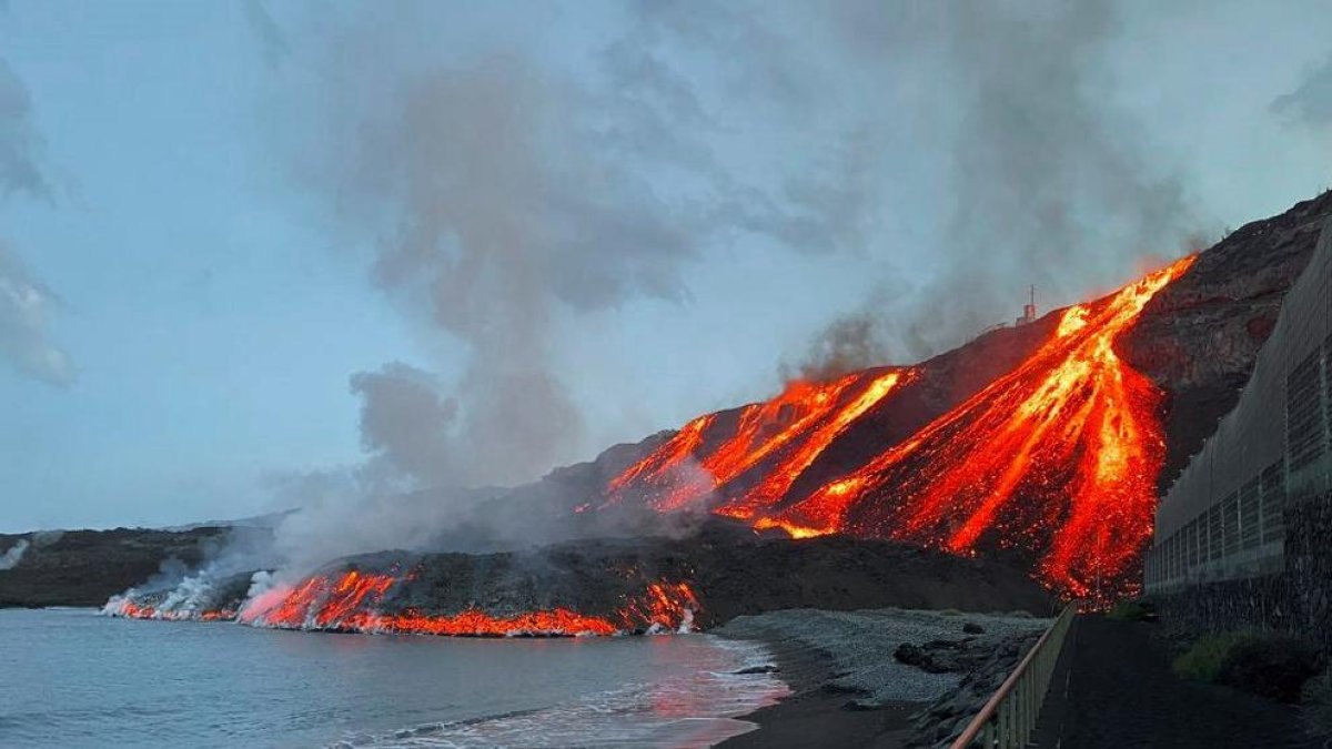 VÍDEO: La lava alcanza el mar en la playa de Los Guirres