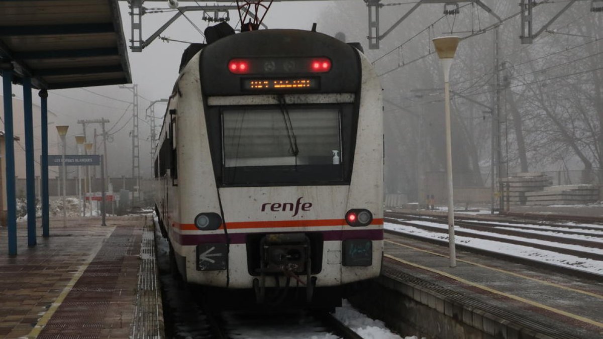 Uno de los trenes de la línea de la costa que ayer paró en la estación de Les Borges Blanques.