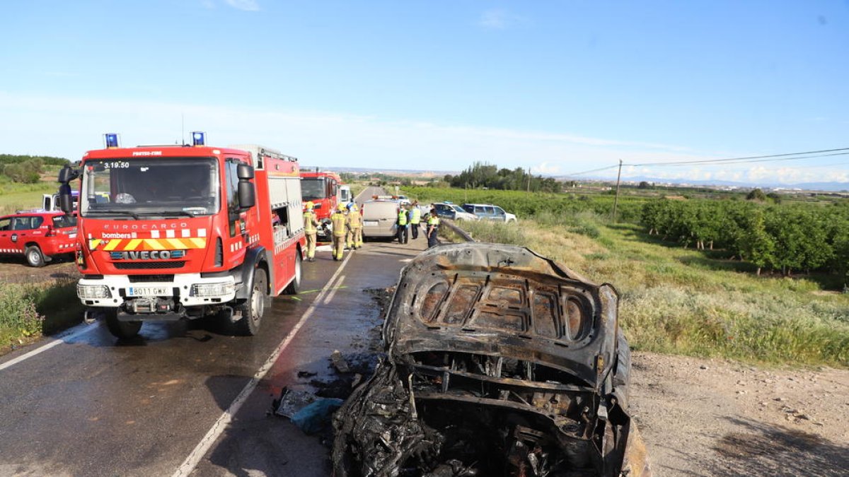 El coche que conducía el joven que resultó herido grave quedó completamente calcinado. 