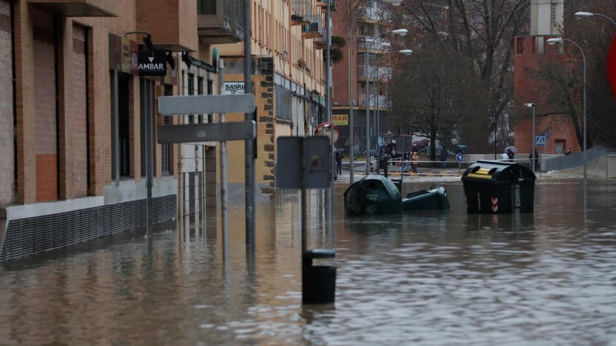 Carrers de Pamplona inundats pel desbordament del riu Arga.