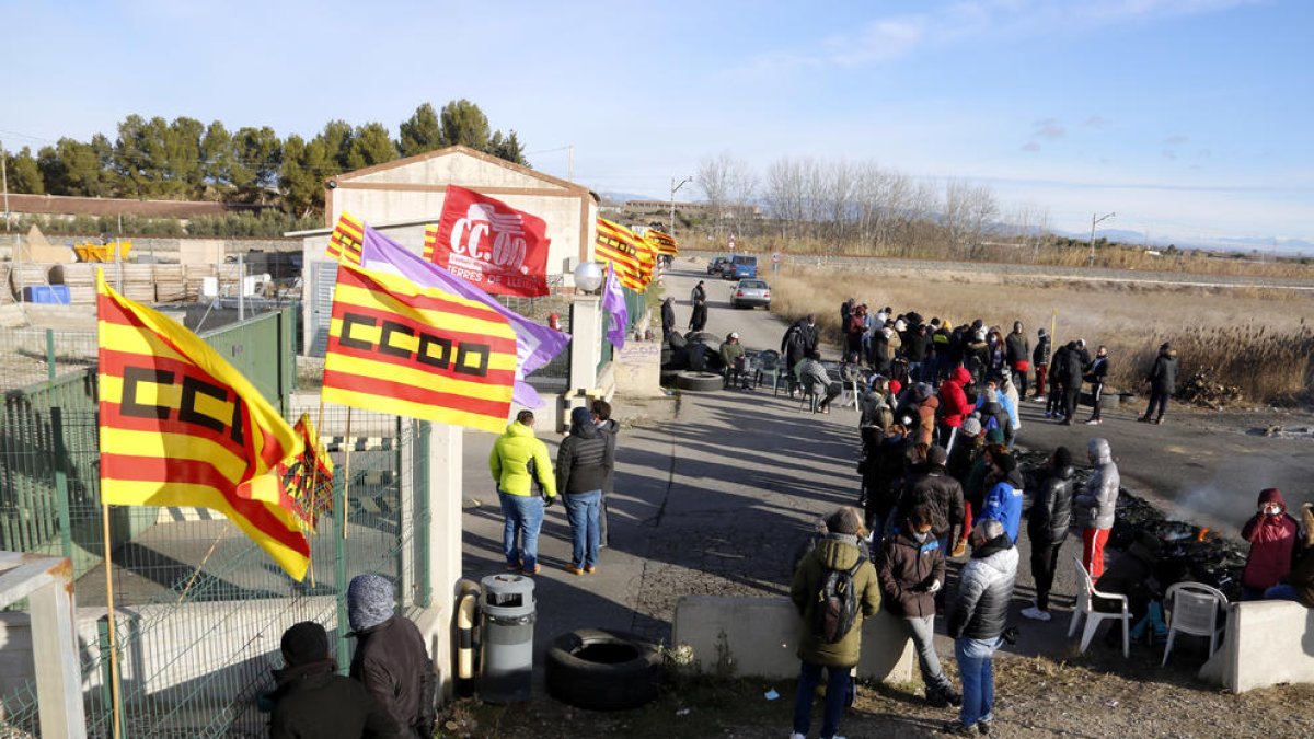 Plano general del piquete de CCOO que ha cerrado el paso en el acceso al matadero Avidel de Lleida con motivo de la huelga.