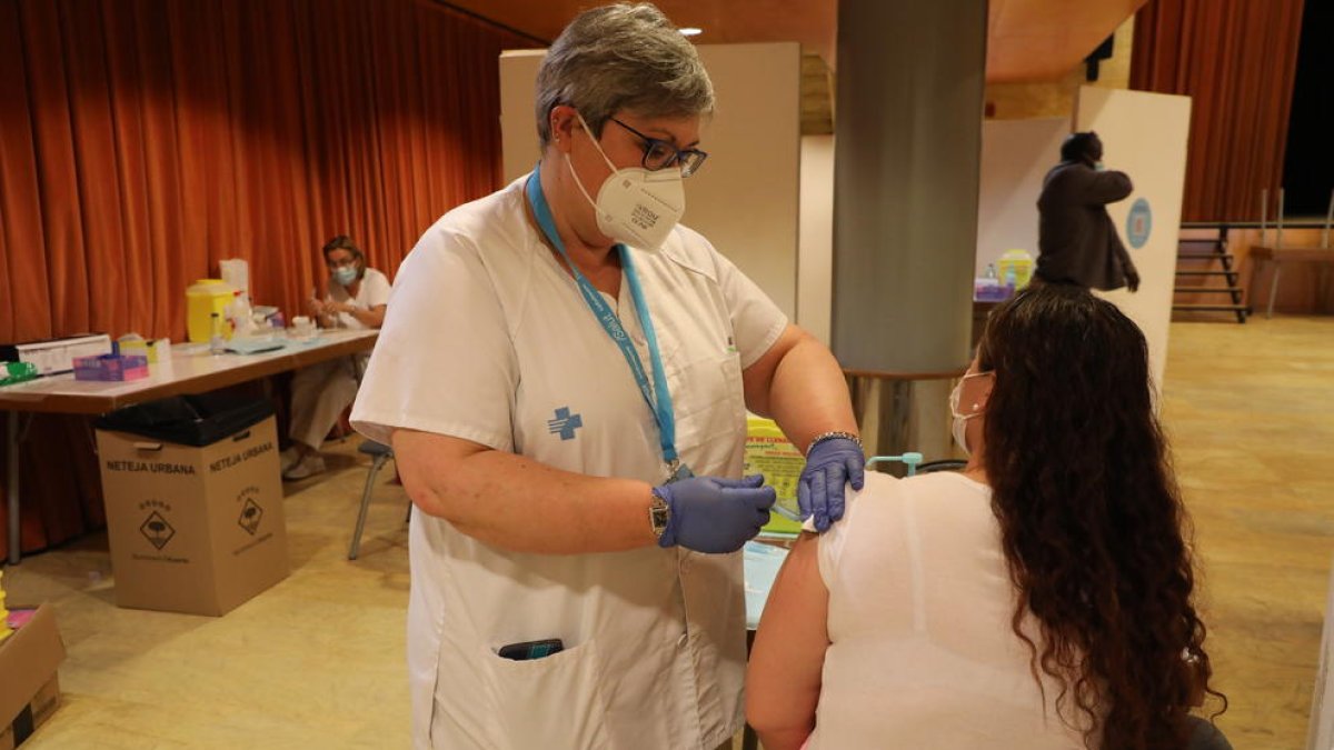 Salut va vacunar ahir empleats de la campanya de la fruita a Lo Casino d’Alcarràs.