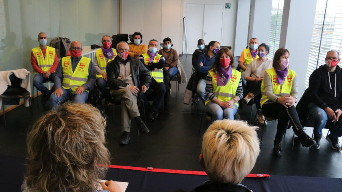 La asamblea de la UGT con delegados sindicales del sector cárnico, celebrada en la Llotja de Lleida.