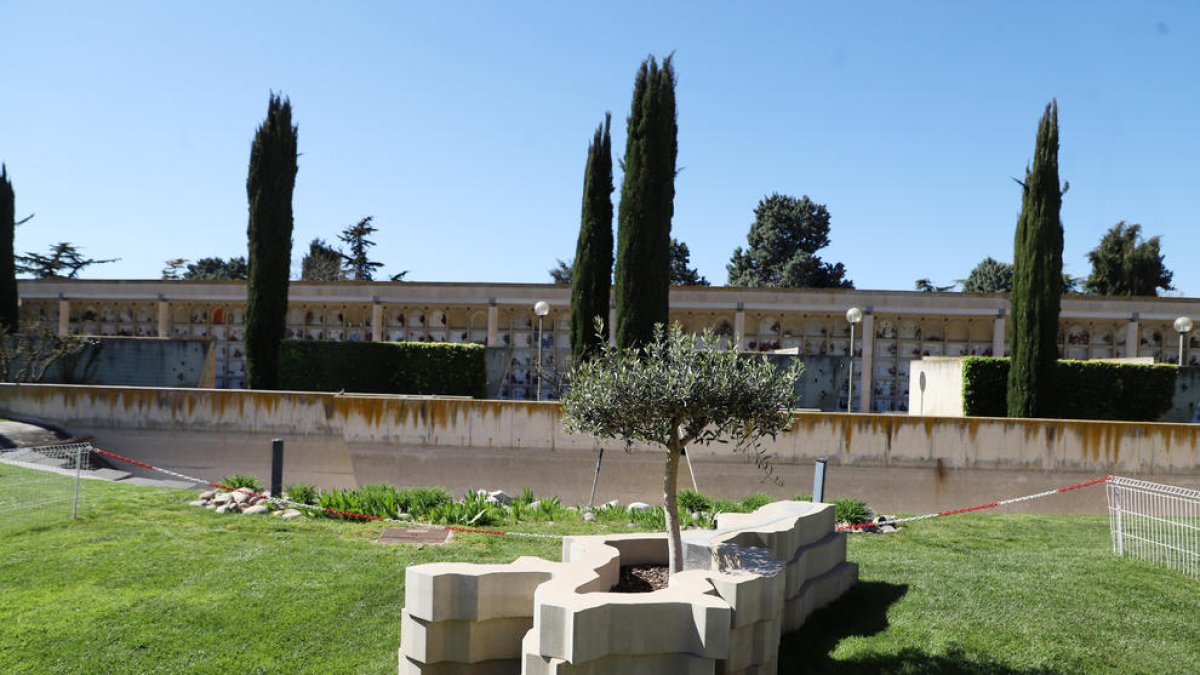 Monument dedicat a les víctimes del coronavirus al cementiri de Lleida.