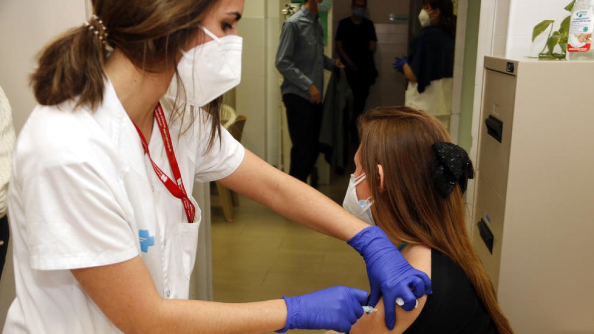 Unos 300 trabajadores de la prisión de Lleida reciben la vacuna de Astrazeneca