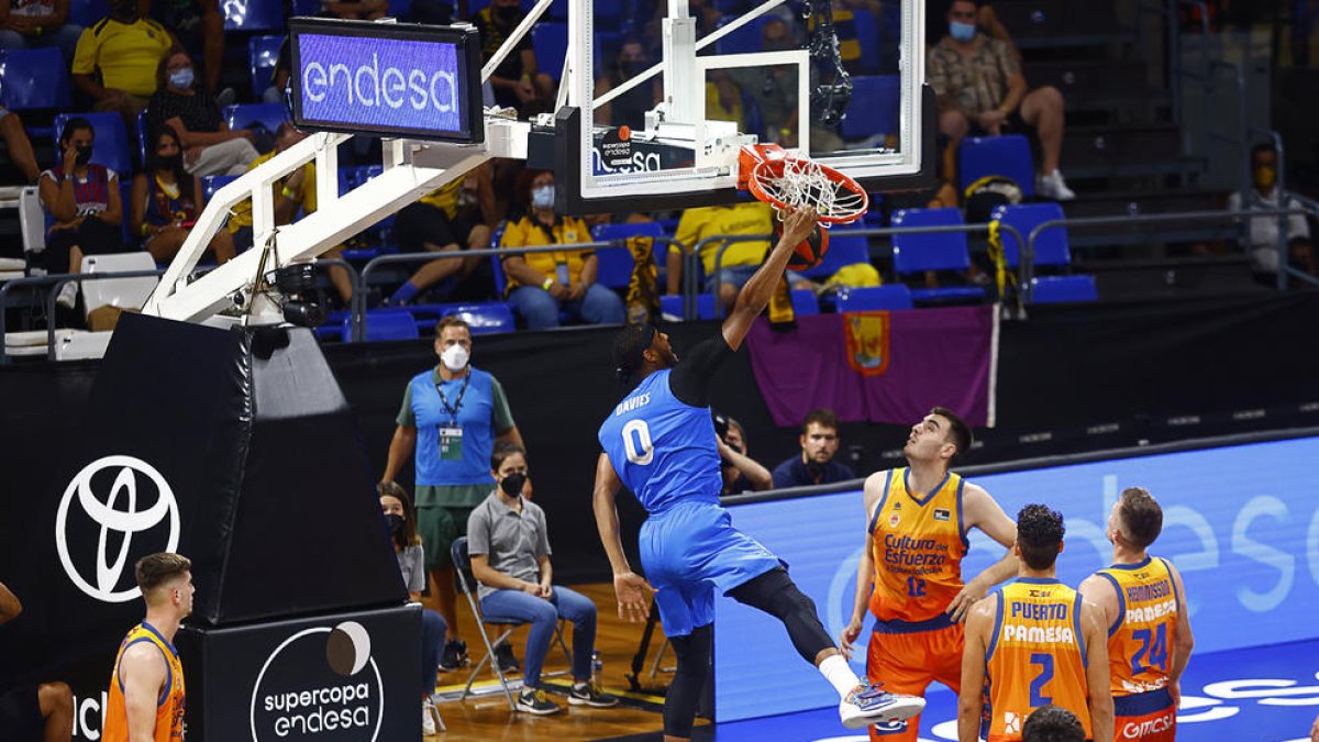 Brandon Davies machaca el aro rival durante el encuentro de semifinales de la Supercopa.