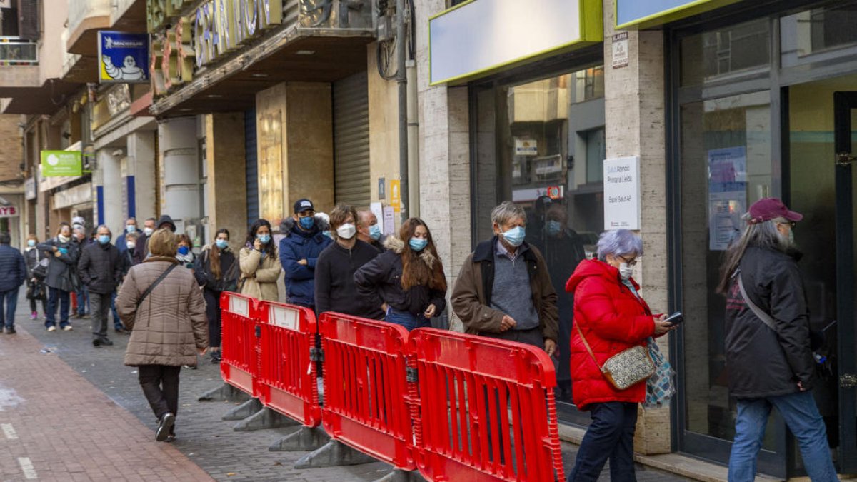 Personas haciendo cola ayer para vacunarse en el nuevo espacio de la avenida Les Garrigues.