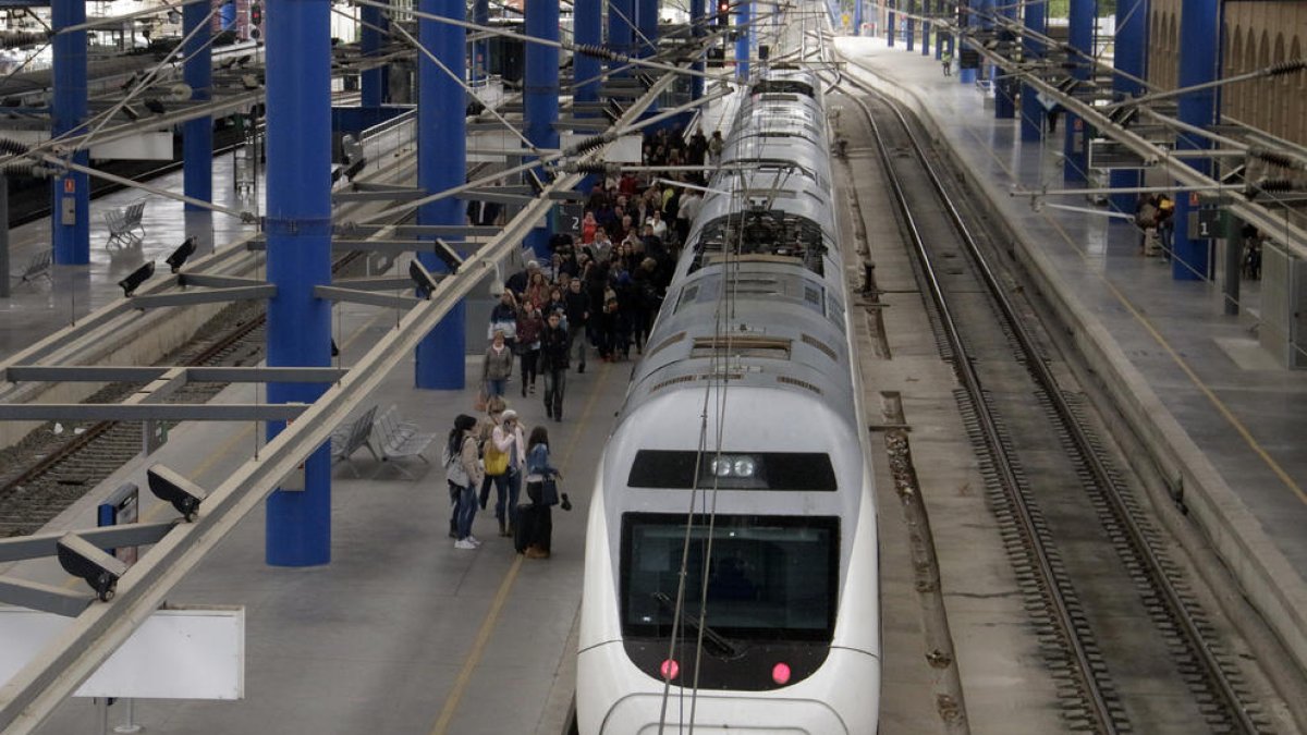 Imagen de archivo de un tren Avant en la estación de Lleida. 