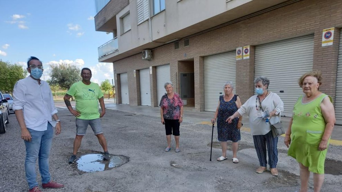 Palau, amb veïns del carrer Astúries de la Bordeta.