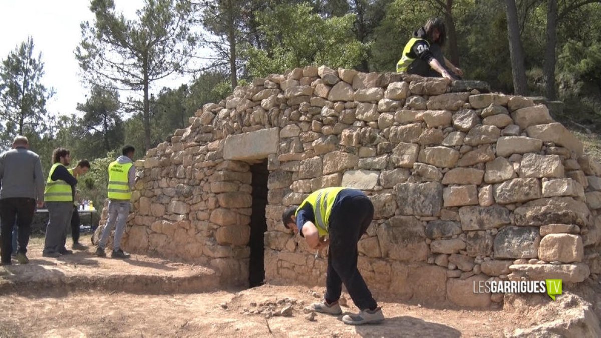 Alumnes del cicle formatiu de Pedra Natural de l'Institut de Mollerussa restauren una cabana de volta a Tarrés