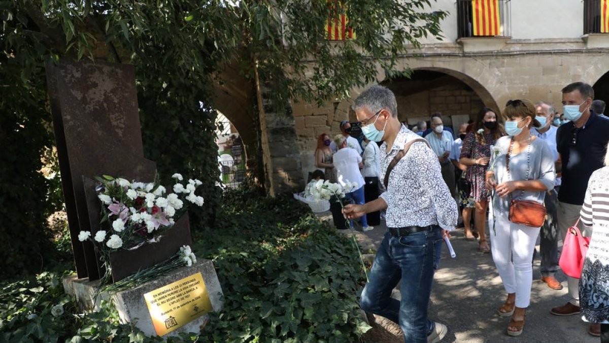 La ofrenda de claveles en el monumento en memoria de las víctimas.