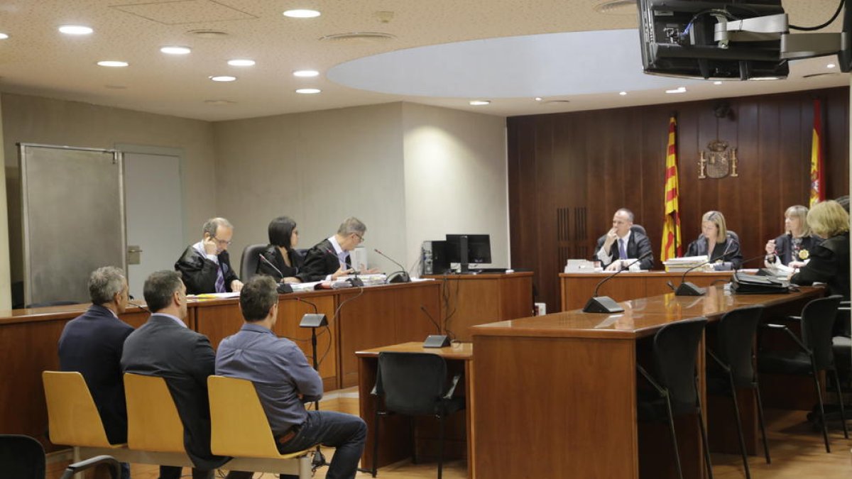 Els tres acusats, ahir asseguts al banc de l’Audiència de Lleida.