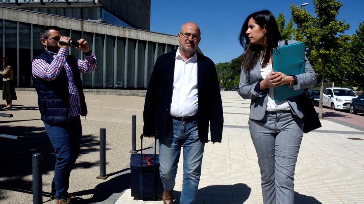 Juan Carlos Galindo, ayer a su salida del juzgado de Huesca.