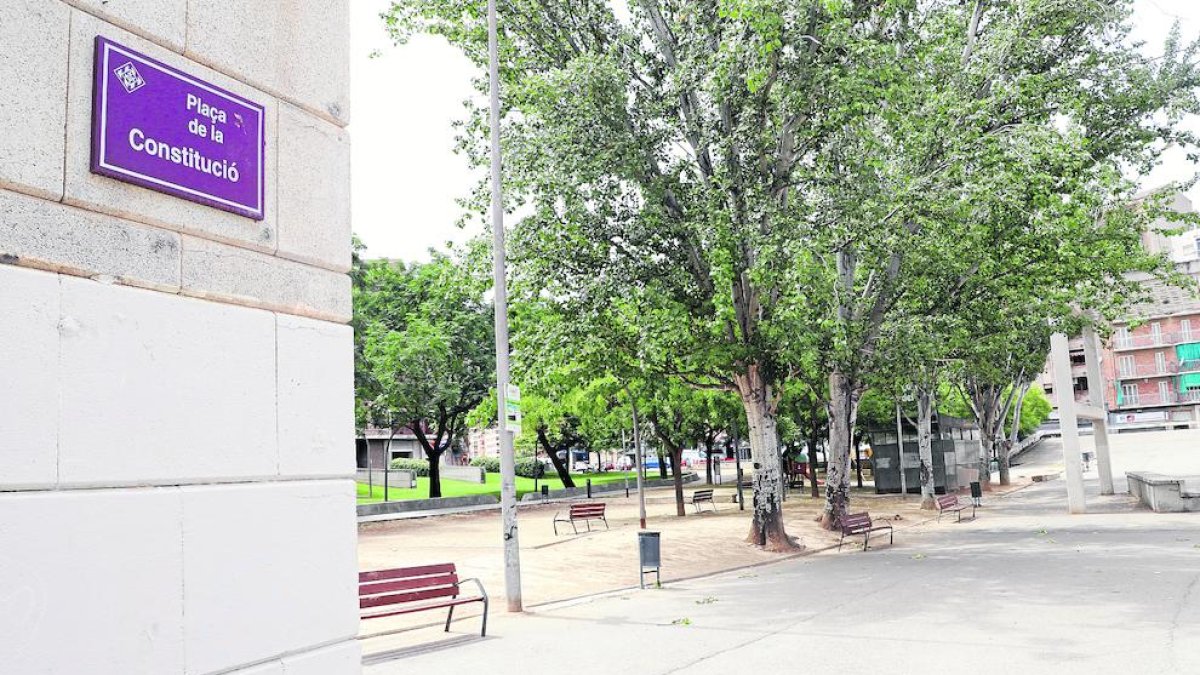 Imatge de la plaça Constitució, popularment coneguda com la plaça del Clot de les Granotes.