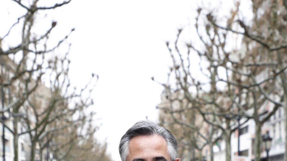 Ramon Tremosa, dimarts a la rambla Ferran de Lleida. Va triar posar per a les fotos amb mascareta.