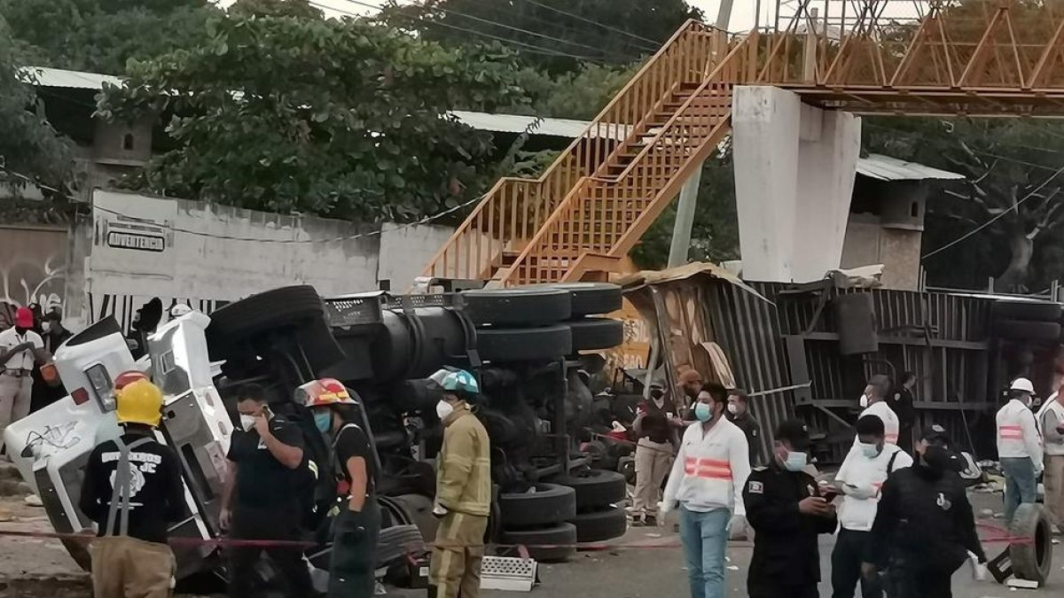 Sanitarios y bomberos acudieron a rescatar a las víctimas, que viajaban como “carga” del camión.