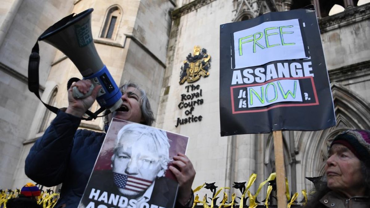 Defensors d’Assange, a les portes del tribunal a Londres.