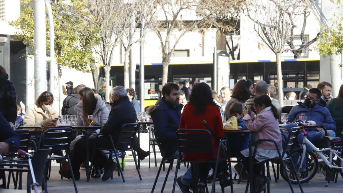 Salud pide llevar mascarilla en un bar mientras no se consume.