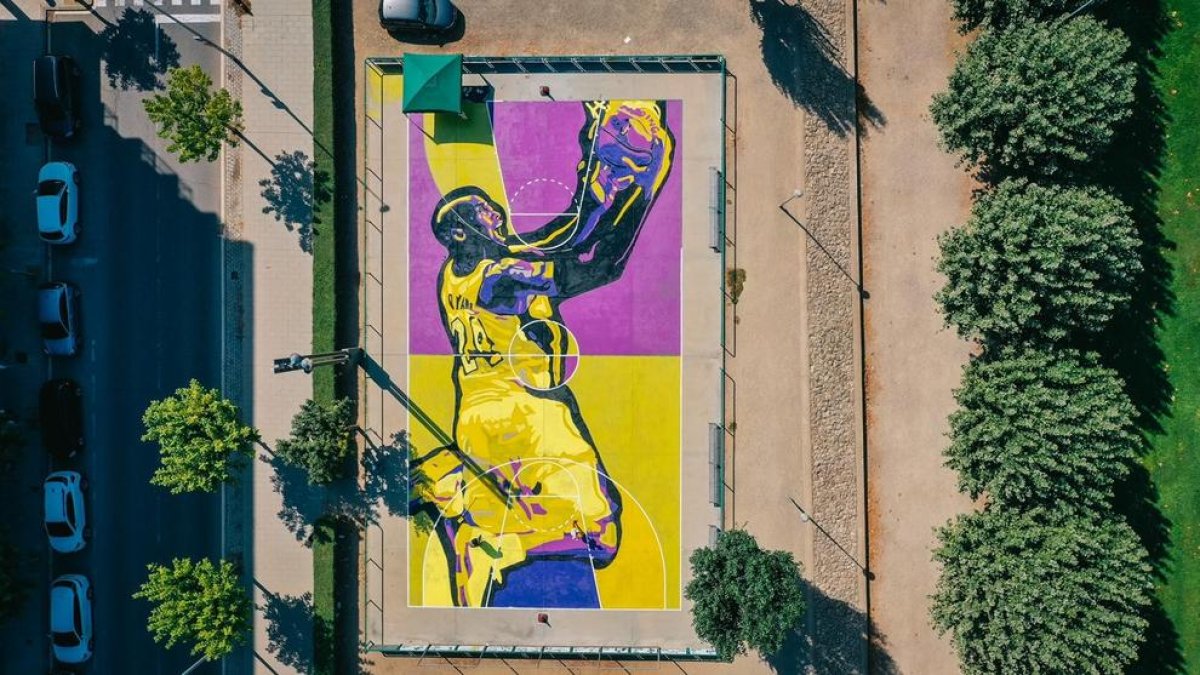 La pista remodelada con el mural dedicado a Kobe Bryant en Balaguer.