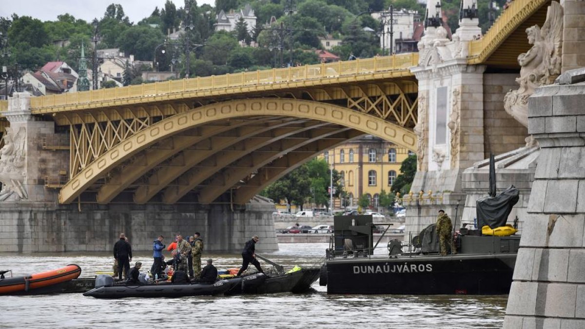 Una de las embarcaciones que participan en las labores de rescate en el Danubio.