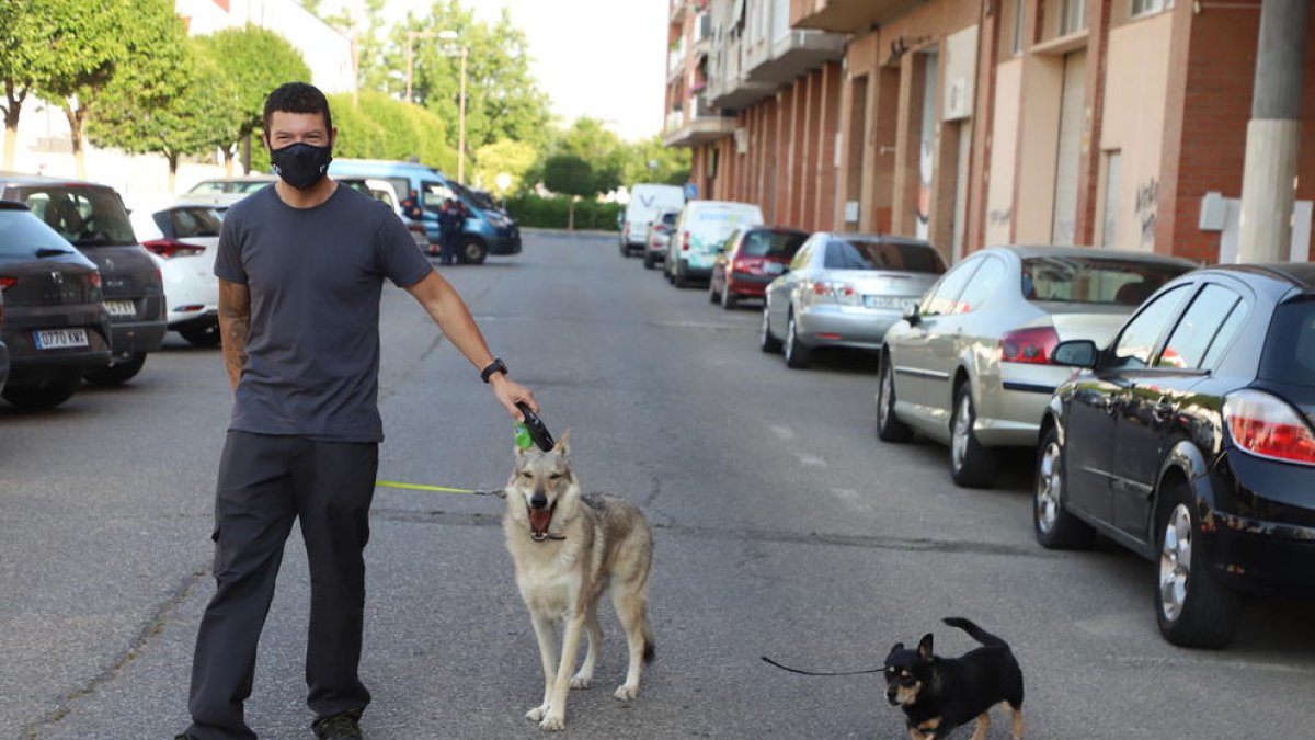 Un vecino de Lleida pasea junto a sus dos perros.
