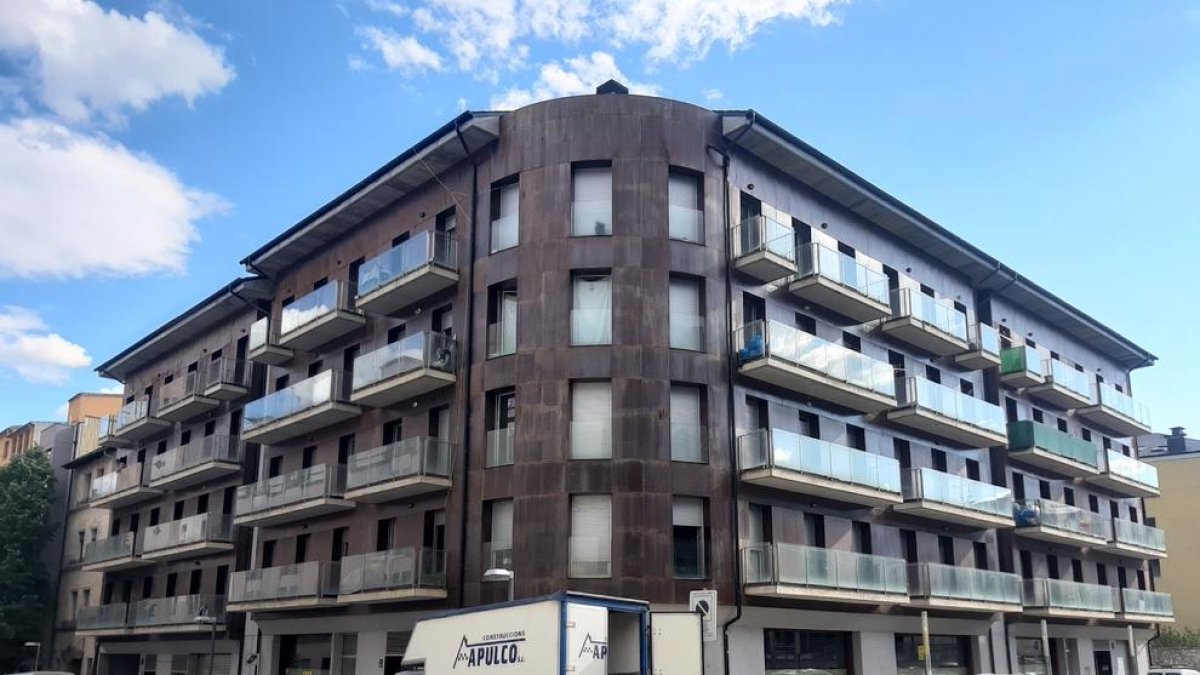 El bloque de pisos okupados en La Seu d’Urgell, propiedad de la inmobiliara Solvia.