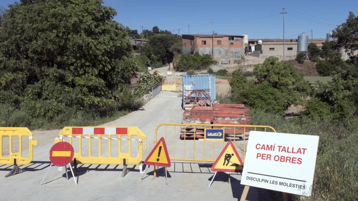 Las obras para rehacer el terraplén en el Pont de la Gol de Ivorra.