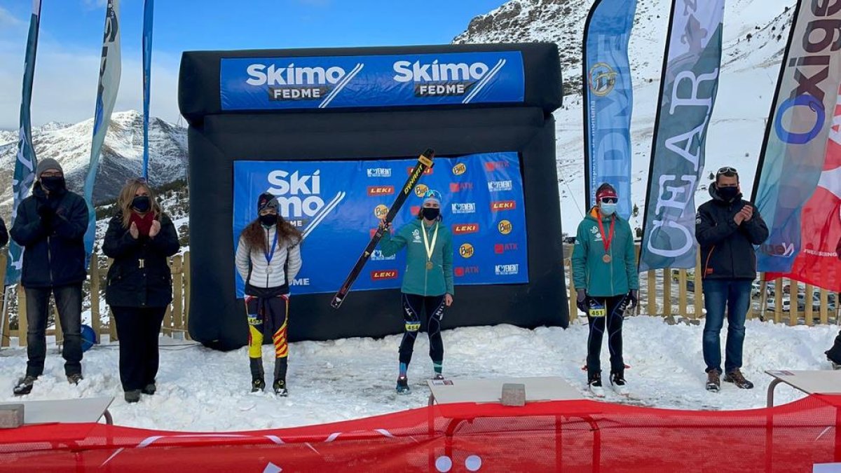 Aina Garreta, a la izquierda, y Laia Sellés, en el centro, en el podio de la categoría cadete.