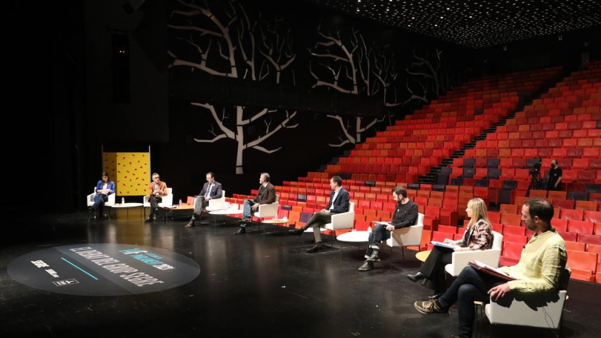 El director de SEGRE, Santiago Costa, con el delegado del Govern, Ramon Farré, y varios de los candidatos asistentes al debate.